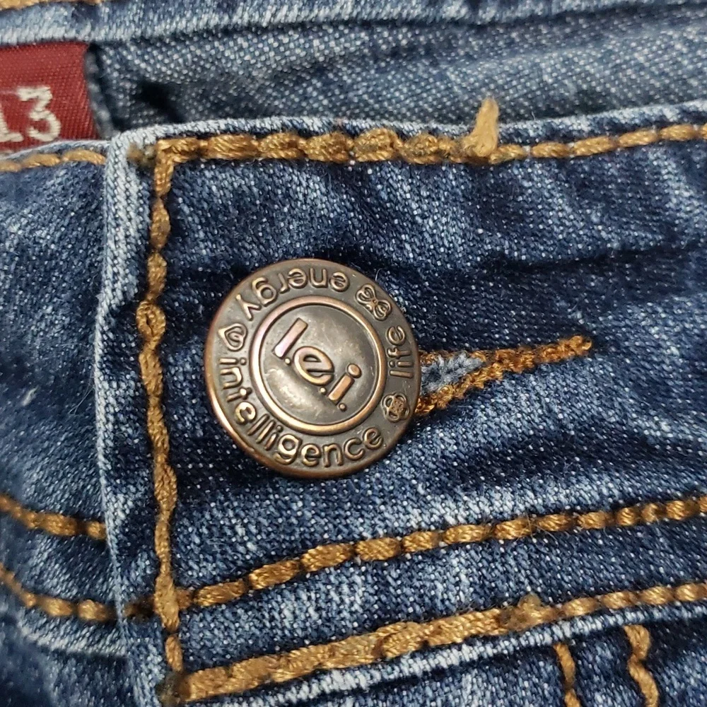 LEI -Ashley' low-rise Bootcut stretchy jeans - Picture 3 of 11